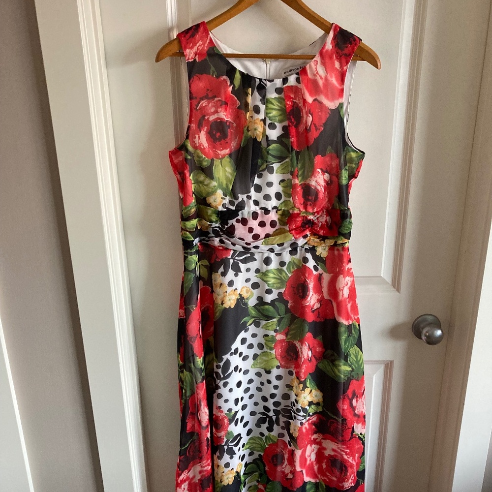 Madison Leigh Spring Flowy Dress Feminine Floral Size 10 Maxi Breezy and Light